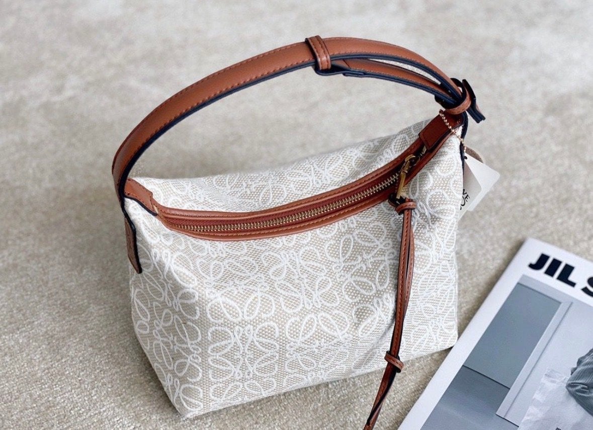 Stijlvolle schoudertas met monogram patroon, Ophalen of Verzenden, Zo goed als nieuw, Beige, Schoudertasje