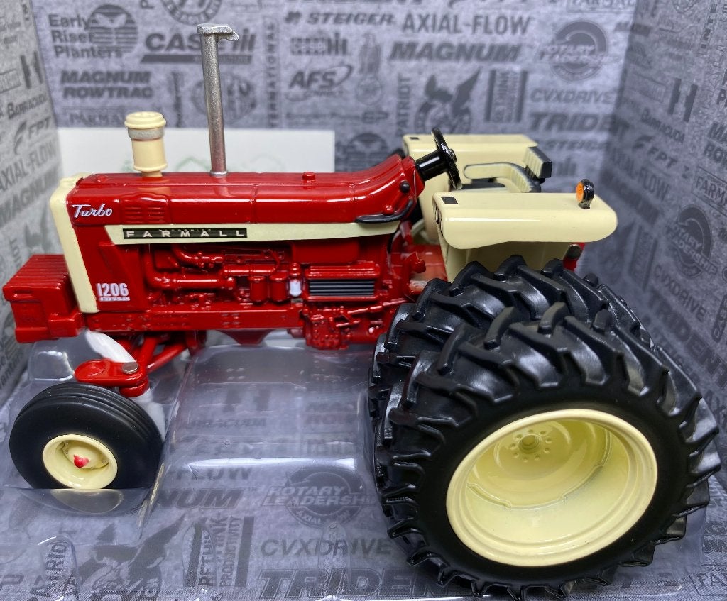 Farmall 1206 tractor op dubbele montering 1:32 Britains, Ophalen of Verzenden, Nieuw, Tractor of Landbouw, Britains
