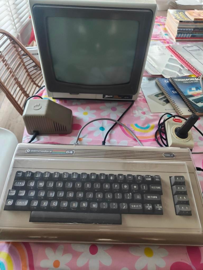 Commodore 64 met monitor en accessoires, Spelcomputers en Games, Spelcomputers | Atari, Ophalen, Gebruikt, Overige modellen, Met 2 controllers