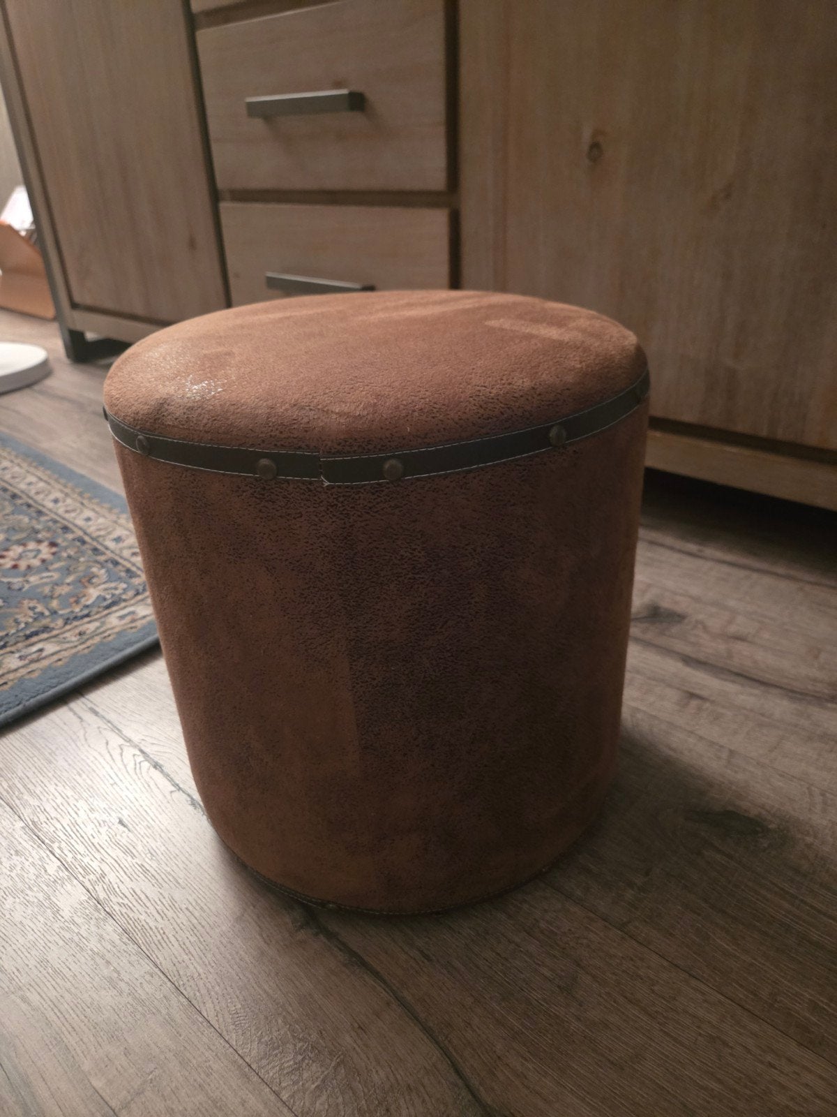 suede poef / hocker - Bruin, Minder dan 50 cm, Gebruikt, Rond, Minder dan 50 cm