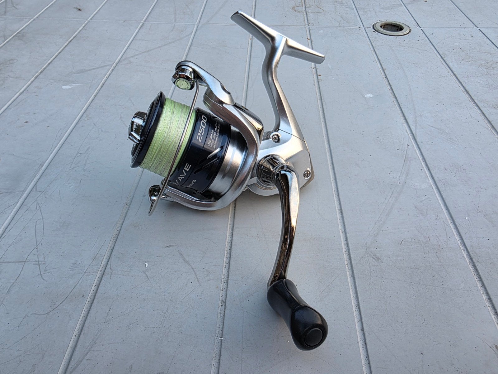 Mooie Shimano Nexave 2500 spinmolen, Watersport en Boten, Hengelsport | Roofvissen, Ophalen of Verzenden, Gebruikt, Molen