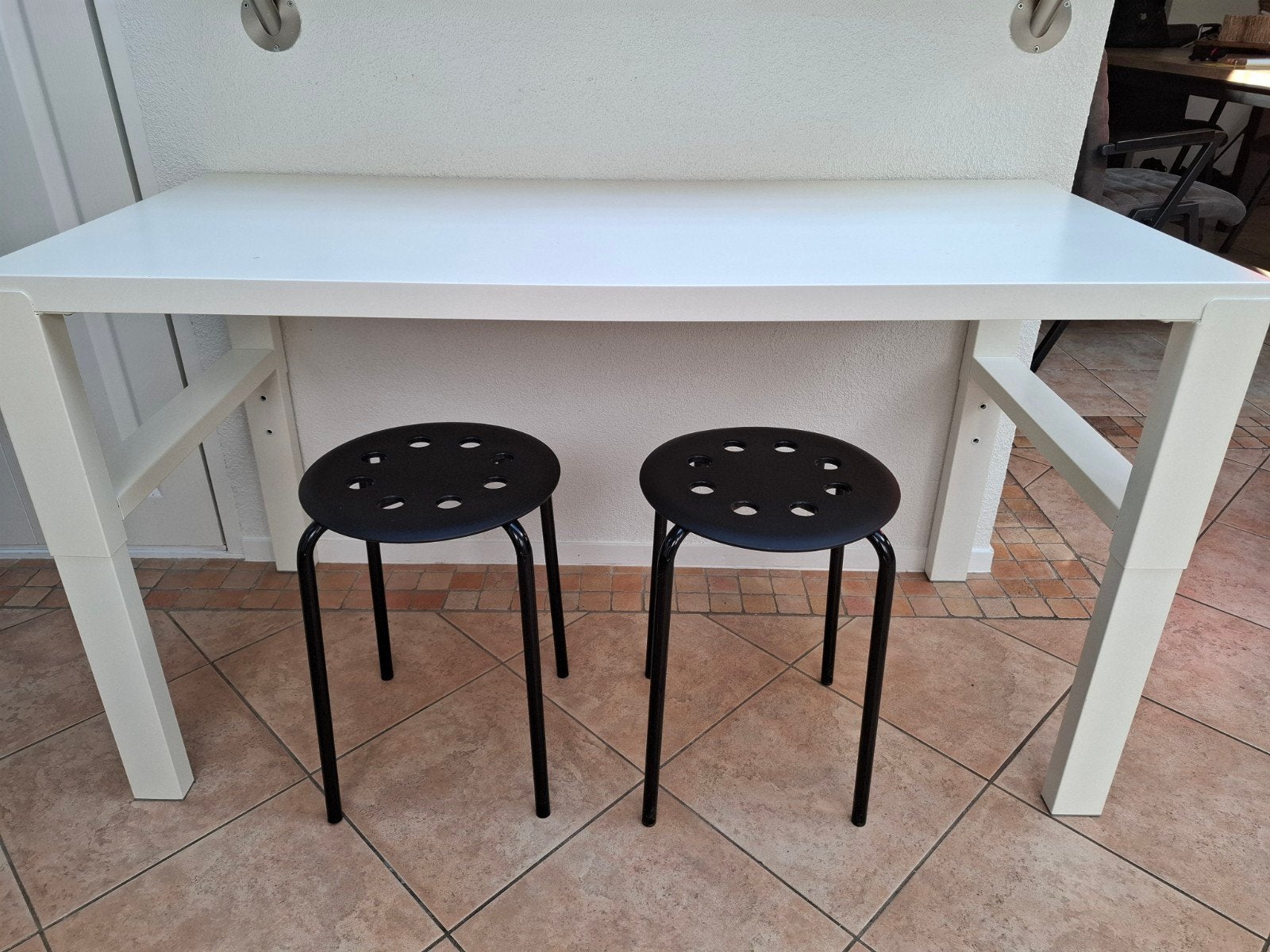 Ikea Pahl (kinder) bureau wit met 2 krukken., Ophalen, Gebruikt