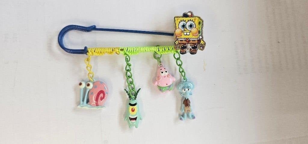 Spongebob Veiligheidsspeld met metalen bedels, Overige materialen, Overige kleuren, Nieuw, Ophalen of Verzenden