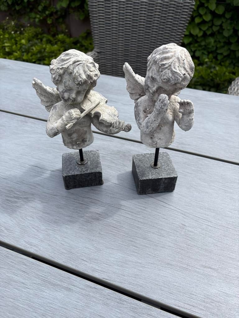Engelenbeeldje op sokkel - Klassiek decoratief beeld, Minder dan 20 cm, Ophalen of Verzenden, Beeld, Religie