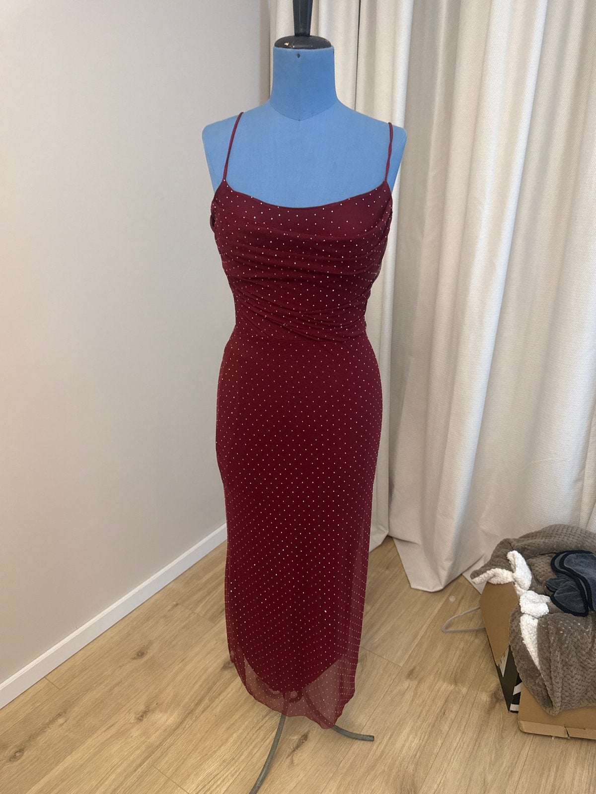 Elegante bordeauxrode jurk met spaghettibandjes, Zo goed als nieuw, Ophalen, Maat 38/40 (M), Rood