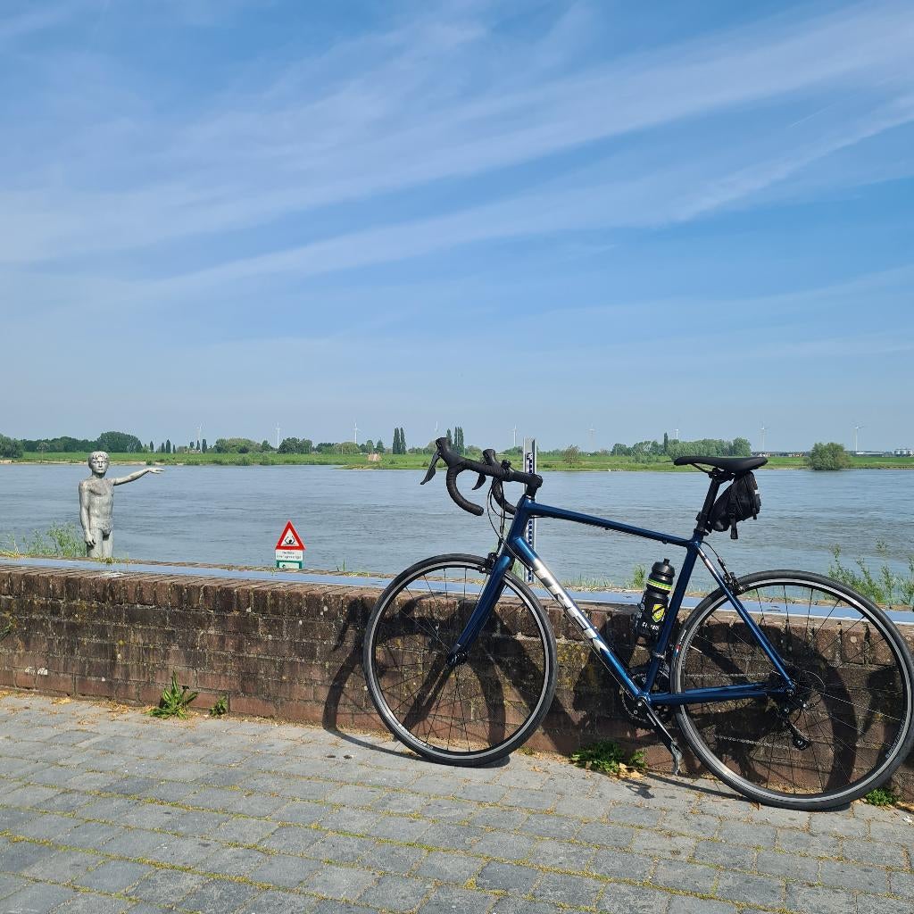 Trek Domane AL2 - 58 inch (2022), Fietsen en Brommers, Fietsen | Racefietsen, Aluminium, Zo goed als nieuw, 15 tot 20 versnellingen