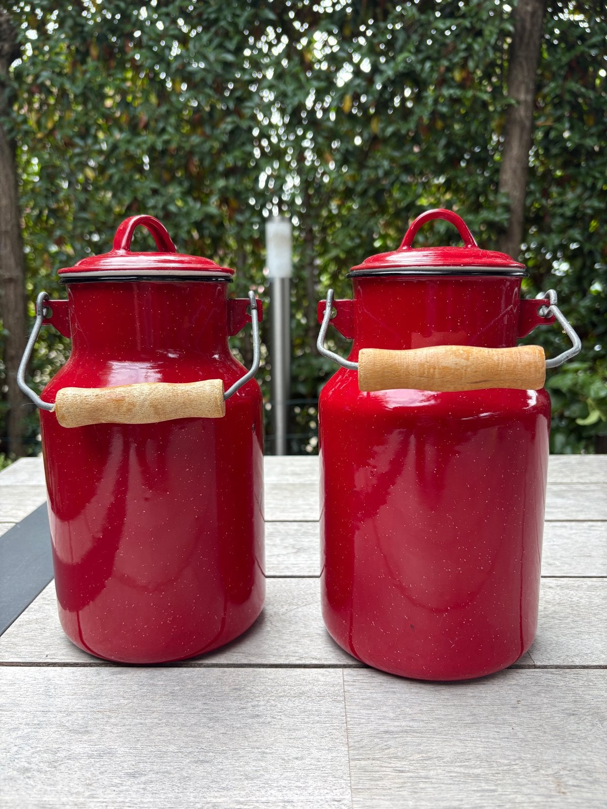 Set van 2 rode emaille melk bussen - 25 cm hoog, Ophalen of Verzenden