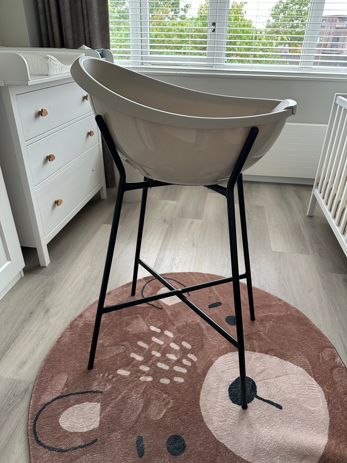 Beige babybadje (puck) met standaard - Zo goed als nieuw, Zo goed als nieuw, Badje, Standaard, Ophalen