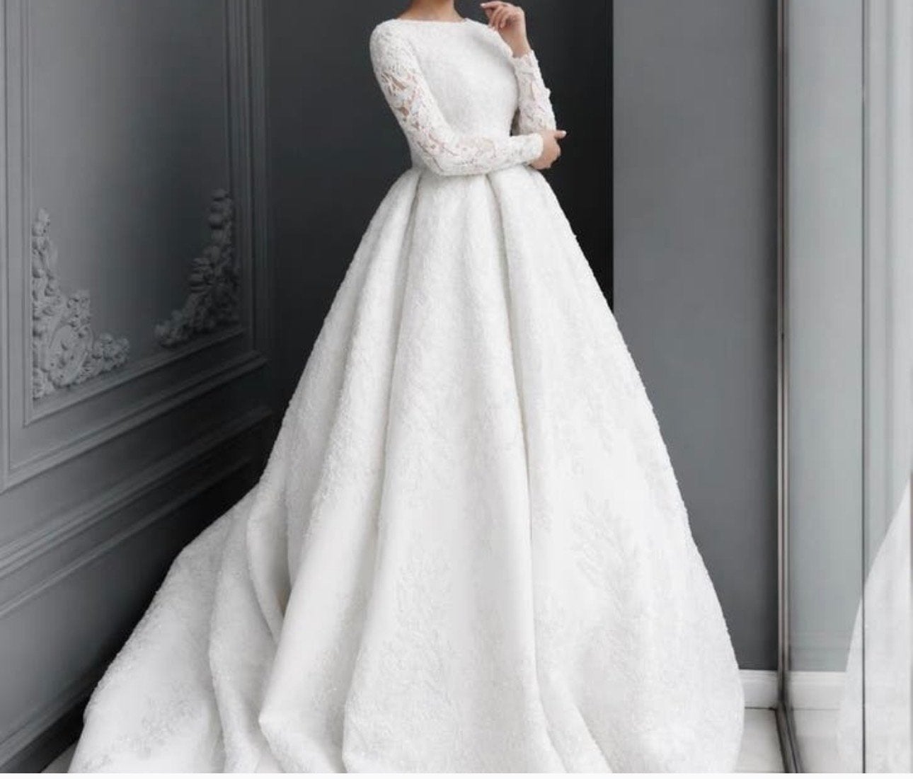 Elegante Trouwjurk met Lange Mouwen en Kant, Kleding | Dames, Trouwkleding en Trouwaccessoires, Ophalen of Verzenden, Zo goed als nieuw