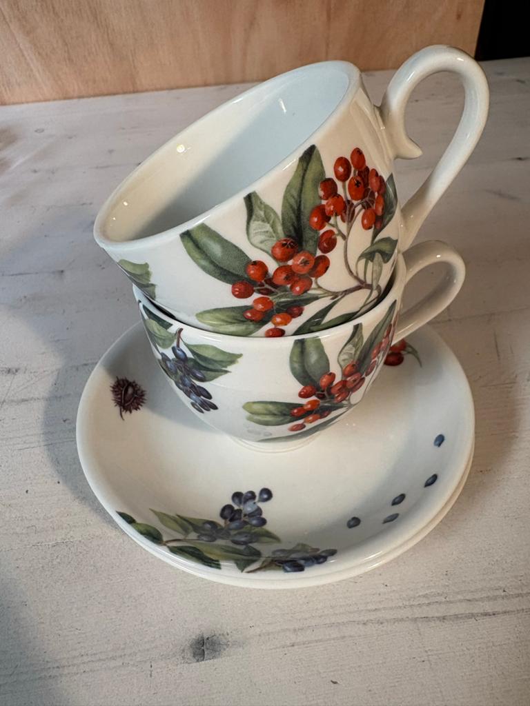 Set van 2 porseleinen kopjes en schotels met bessenprint, Huis en Inrichting, Keuken | Servies, Ophalen of Verzenden, Zo goed als nieuw