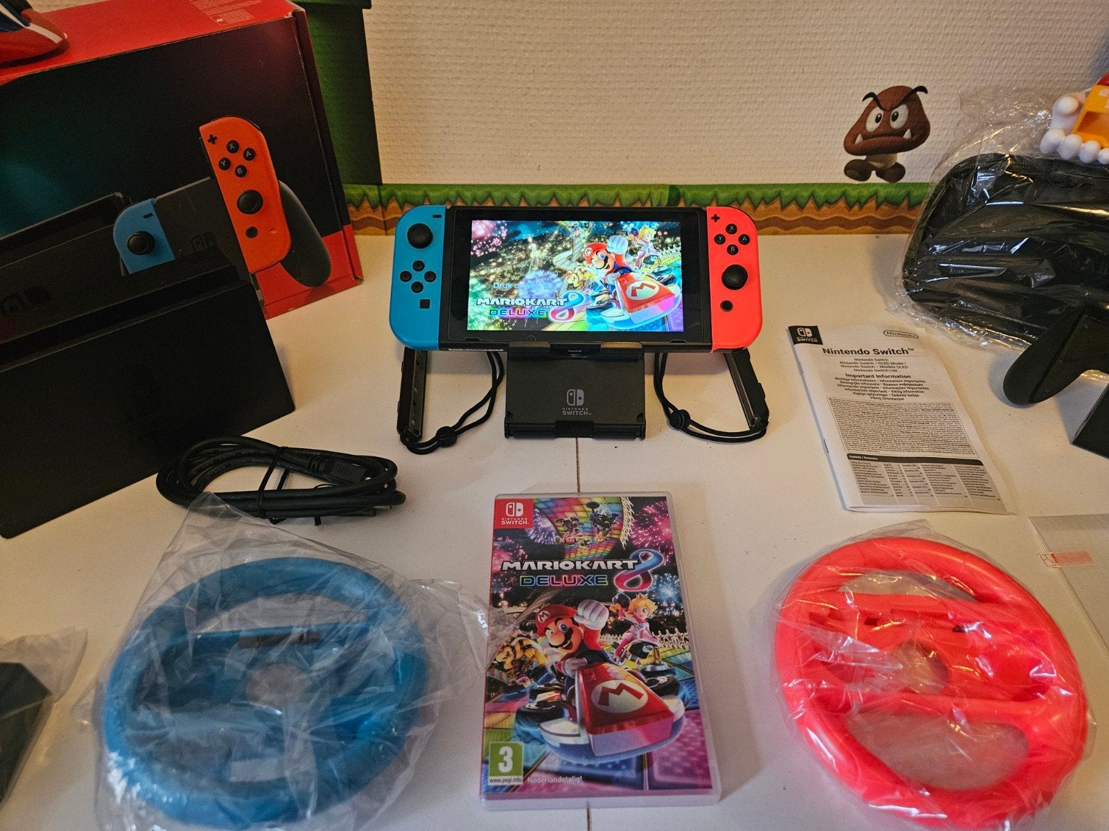 NINTENDO SWITCH NIEUW MODEL (2023) MARIO KART BUNDEL, Spelcomputers en Games, Spelcomputers | Nintendo Switch, Met 2 controllers
