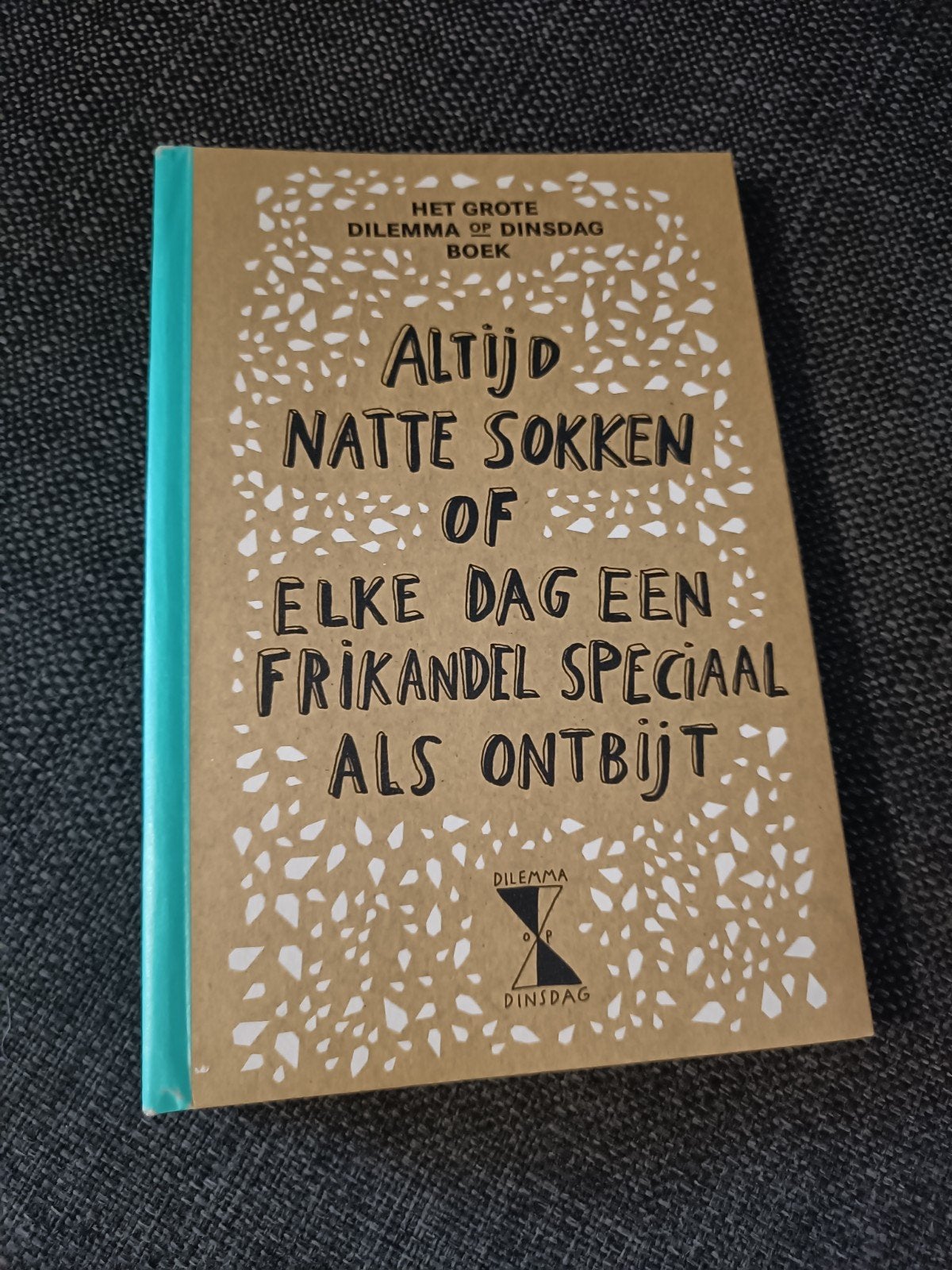 Het Grote Dilemma op Dinsdag Boek - 1600 Dilemma's, Ophalen of Verzenden, Zo goed als nieuw, Dilemma op Dinsdag, Nederland