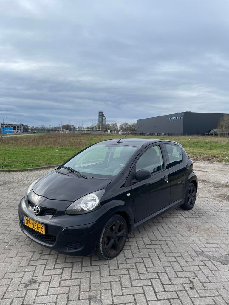 Toyota Aygo 1.0 12V Vvt-i 5DRS 2010 Zwart | Airco nieuwe APK, Voorwielaandrijving, 4 stoelen, Origineel Nederlands, Handgeschakeld