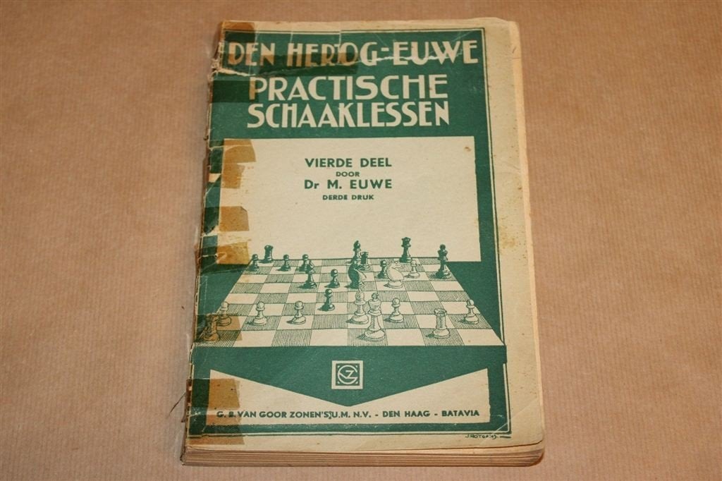Practische Schaaklessen 4 — Vintage Schaakboek Euwe 1943, Boeken, Ophalen of Verzenden, Gelezen, Overige onderwerpen