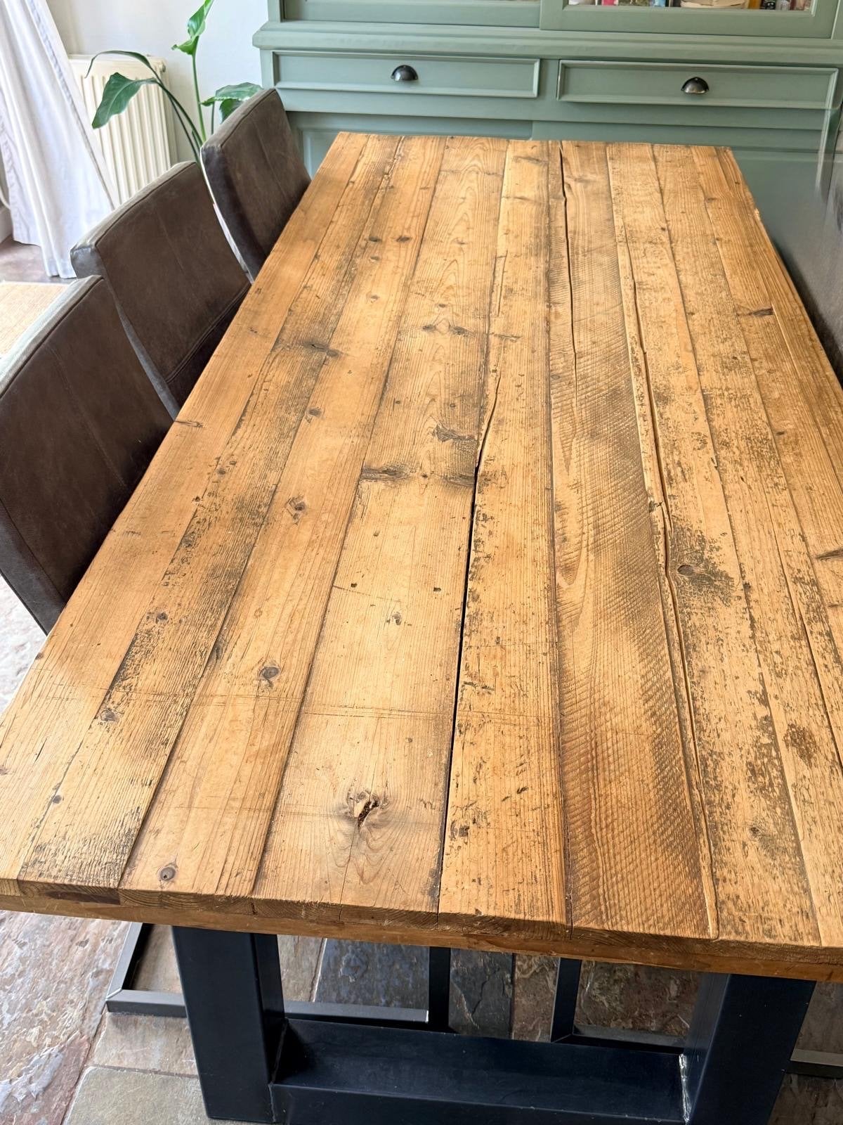 Robuuste houten eettafel met metalen onderstel, Huis en Inrichting, Tafels | Eettafels, Ophalen, Gebruikt, 50 tot 100 cm, 150 tot 200 cm