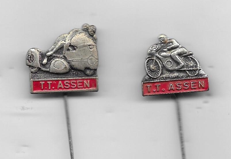 T.T. ASSEN 2 VERSCHILLENDE MOTOREN CIRCUIT SPELDEN, Verzenden, Gebruikt, Sport, Speldje of Pin