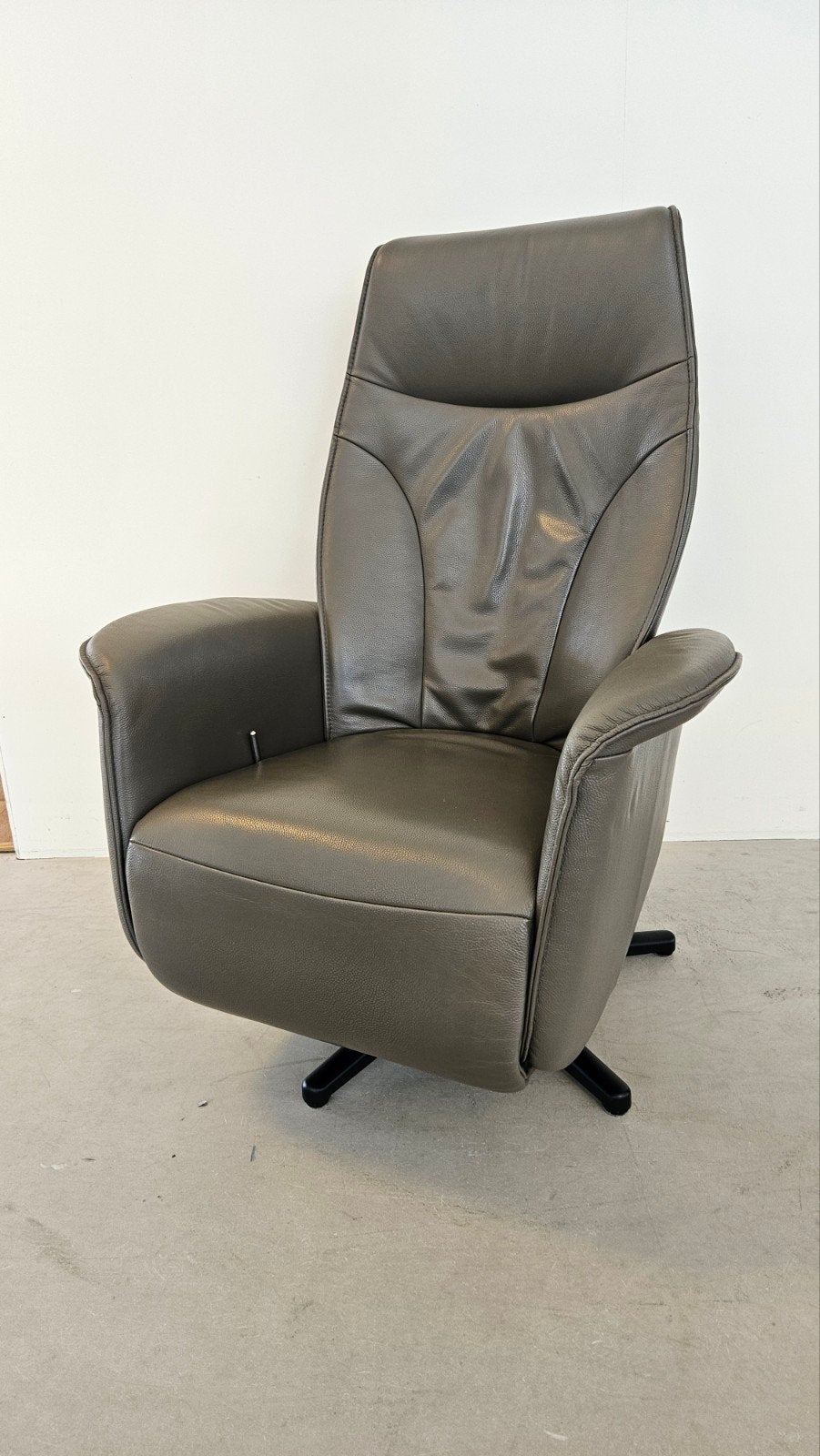 De toekomst fauteuil ( gasveer bediend) bij Zitgemak joure, Ophalen of Verzenden, Zo goed als nieuw, 50 tot 75 cm, Leer