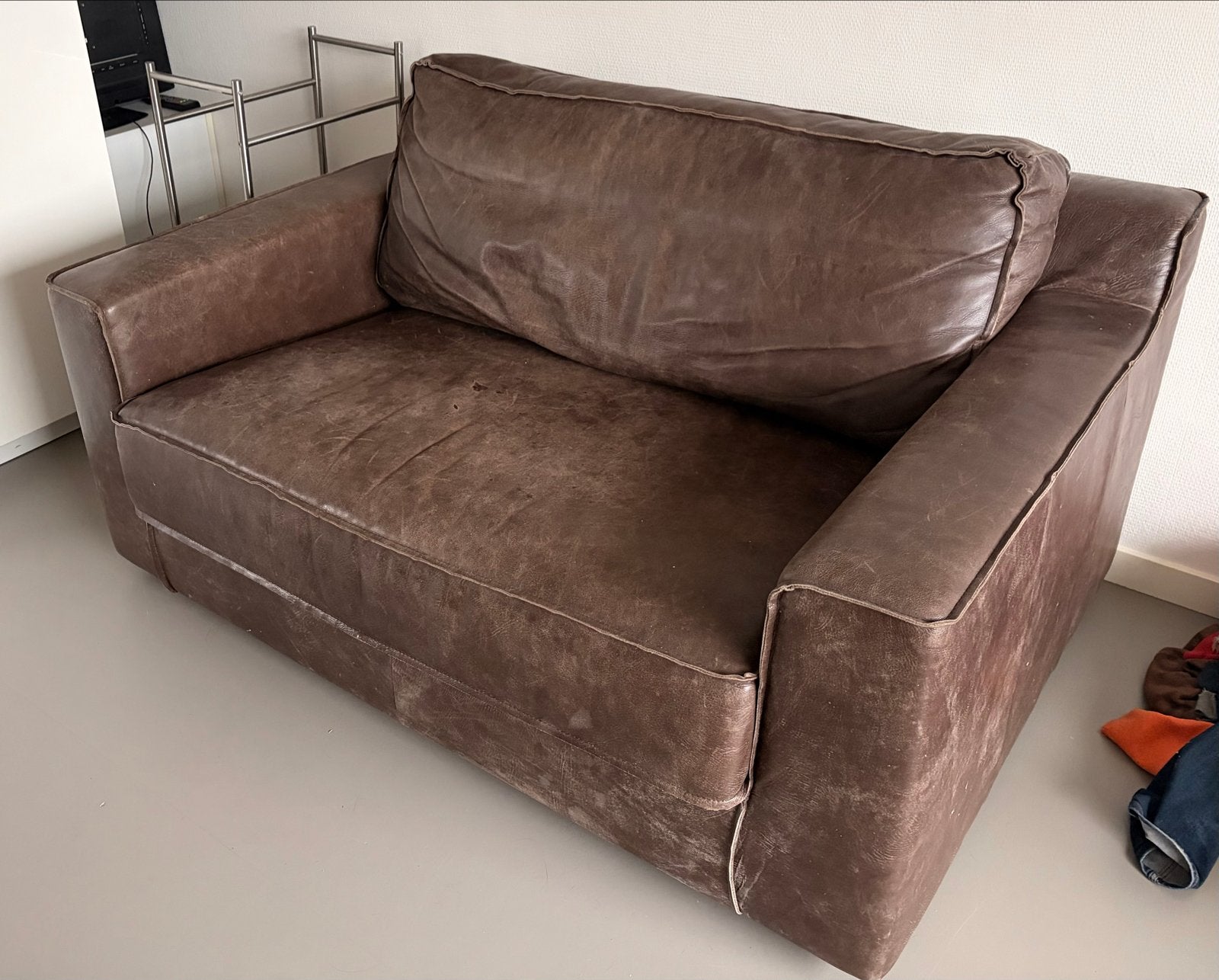 Bruine lederen loveseat - Gratis af te halen, Huis en Inrichting, Banken | Sofa's en Chaises Longues, Ophalen, Gebruikt, 100 tot 125 cm