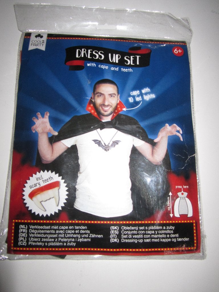 Halloween cape met verlichting in de kraag & griezeltanden ., Nieuw, Overige maten, Ophalen of Verzenden, Halloween