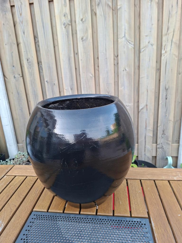 GROTE Zwarte overpot voor binnen en balkon, Overige materialen, Gebruikt, Rond, Ophalen of Verzenden