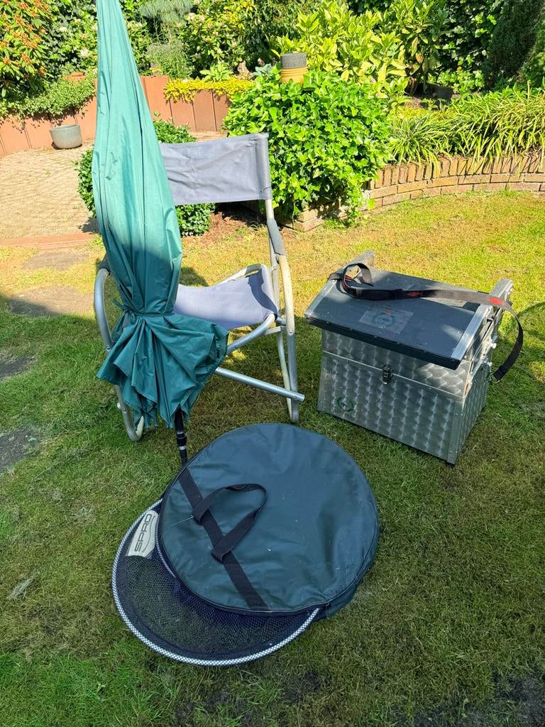 Visaccessoires: Stoel, viskoffer, 2 netten en parasol, Ophalen, Zo goed als nieuw, Koffer of Tas