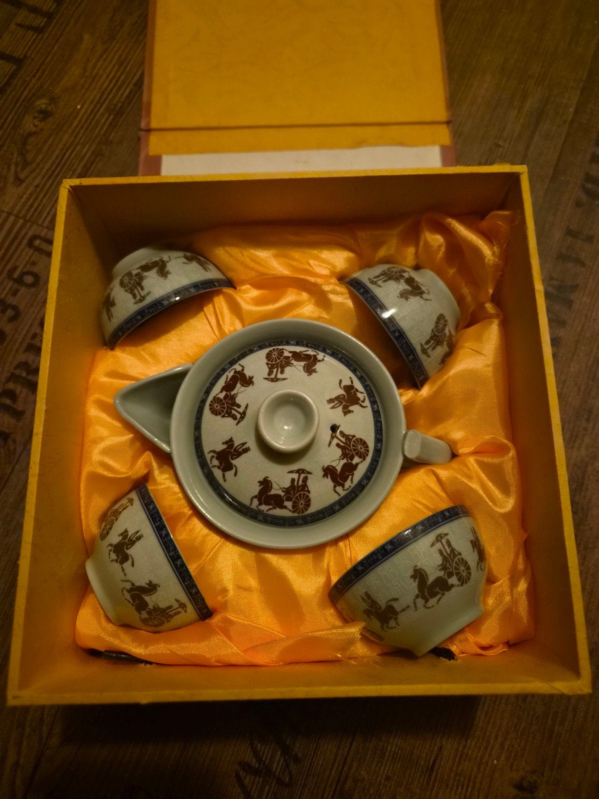 Chinees theeservies met 4 kopjes en theepot in geschenkdoos, Antiek en Kunst, Ophalen of Verzenden