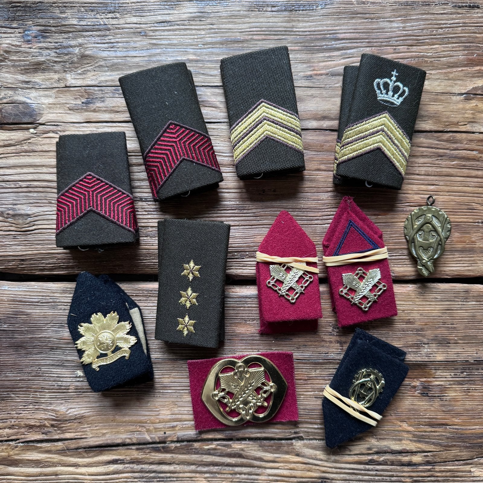 Lotje militaire emblemen en insignes NL / KL, Ophalen of Verzenden, Overige soorten, Overige gebieden, Embleem of Badge