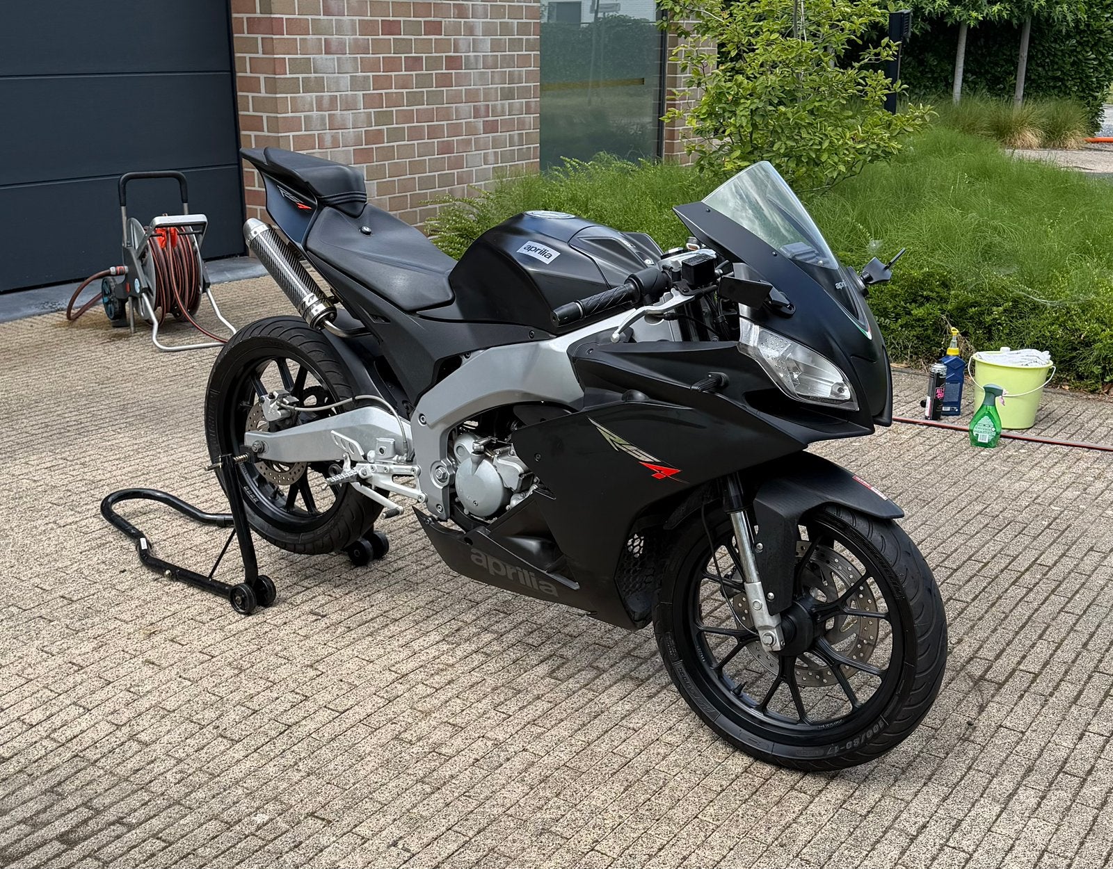 Aprillia RS 4 50cc (BELGIË)   Custom uitlaat, Fietsen en Brommers, 6 versnellingen, Gebruikt, Maximaal 45 km/u, Ophalen of Verzenden