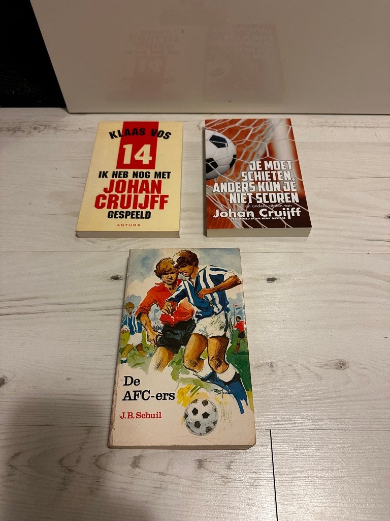Drie voetbalgerelateerde boeken, Ophalen of Verzenden, Gelezen, Balsport