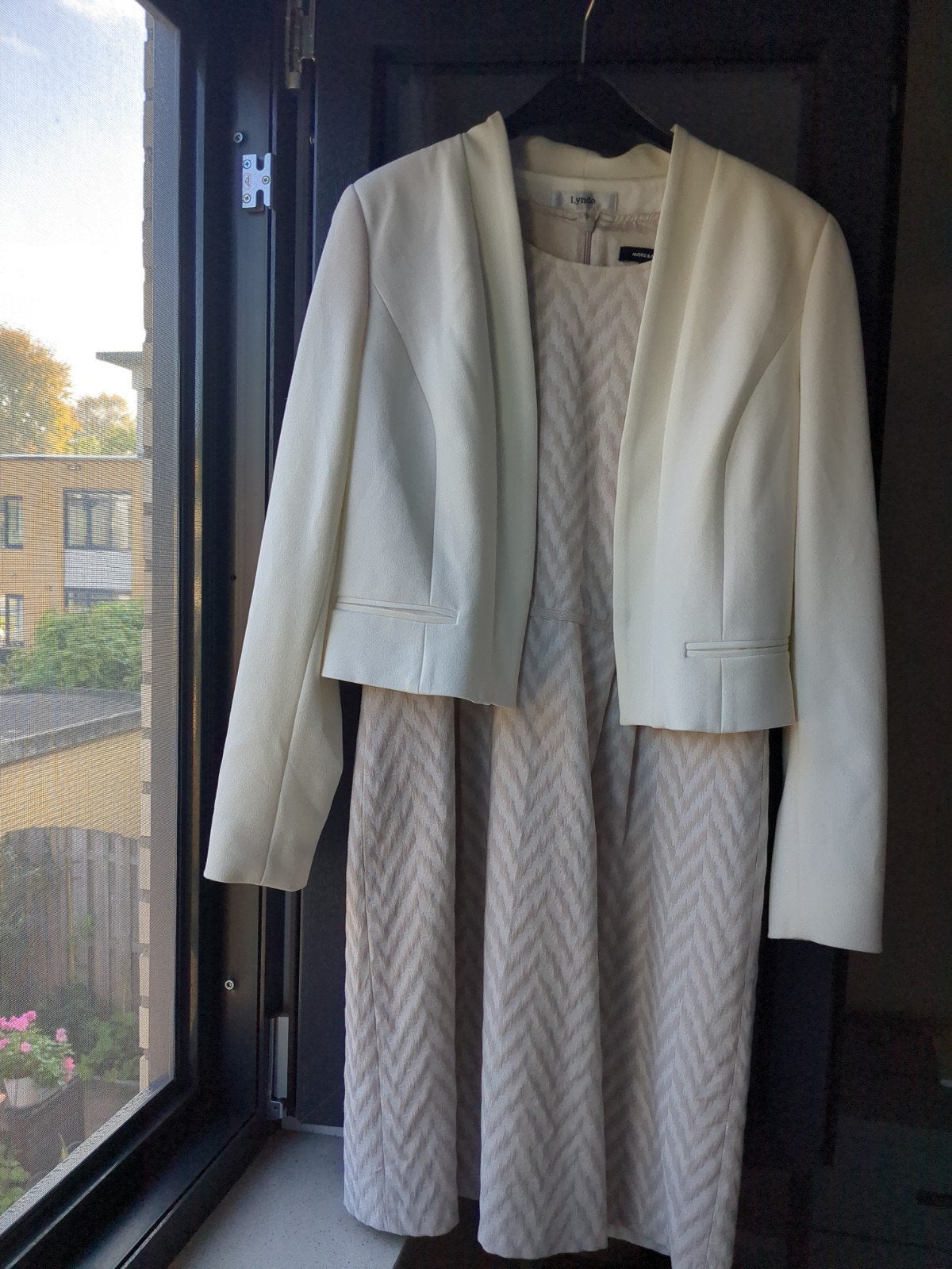 Chique jurk en jasje set - MORE & MORE & Lynde, Kleding | Dames, Maat 38/40 (M), MORE & MORE & Lynde, Beige, Ophalen of Verzenden