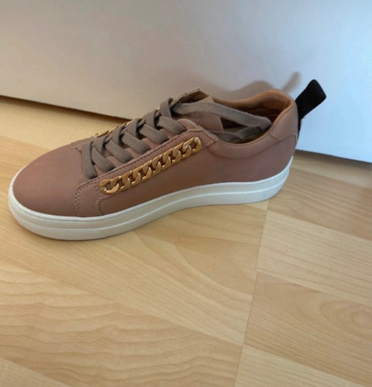 Stokton sneakers maat 37 met gouden ketting detail, Ophalen of Verzenden, Gedragen, Beige, Sneakers of Gympen