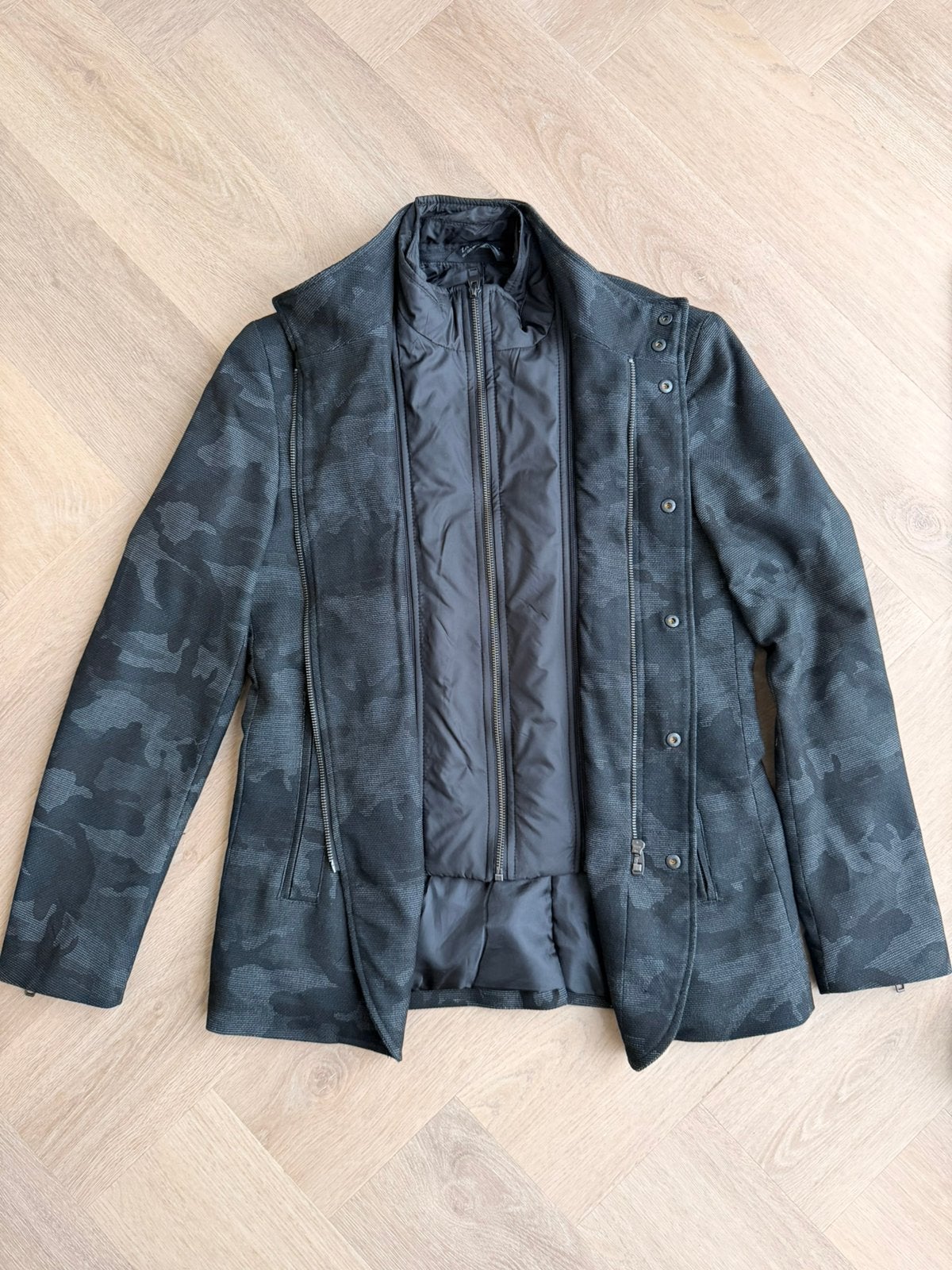 Getailleerde Jas met Ingebouwde Bodywarmer Donker Camouflage, Kleding | Heren, Kostuums en Colberts, Ophalen of Verzenden, Zo goed als nieuw