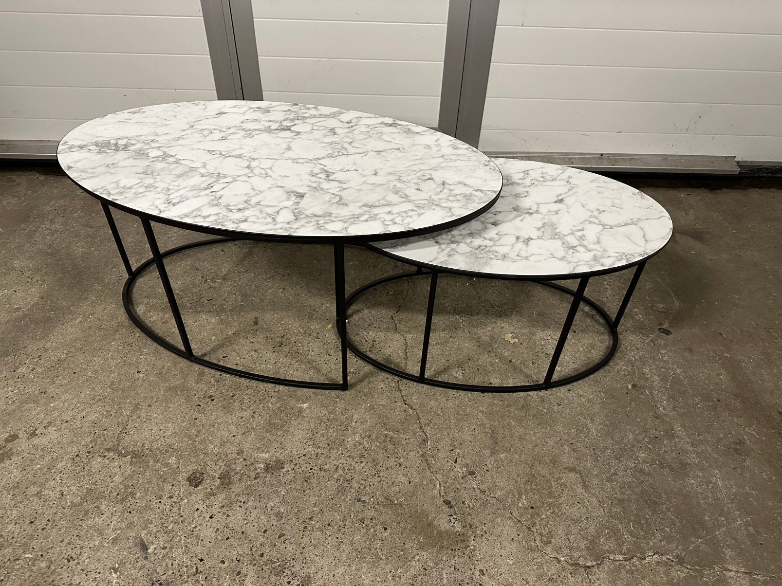 Mooie salontafel set bijzettafel set 2 delig wit marmerlook, Ophalen