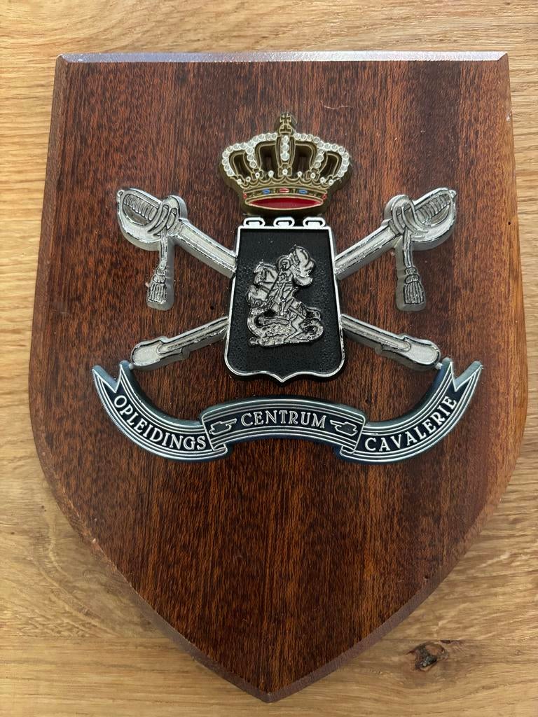 Schildje Opleidingscentrum Cavalerie, Verzamelen, Militaria | Algemeen, Ophalen of Verzenden, Landmacht, Nederland, Embleem of Badge