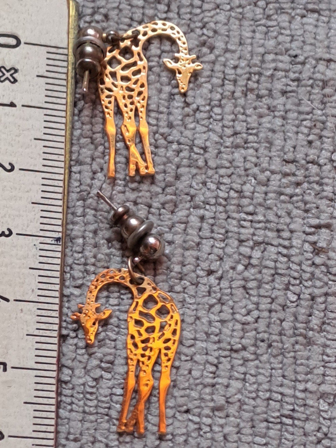 Leuke gouden oorbellen in de vorm van giraffen, Hangers, Ophalen of Verzenden, Zo goed als nieuw, Goud