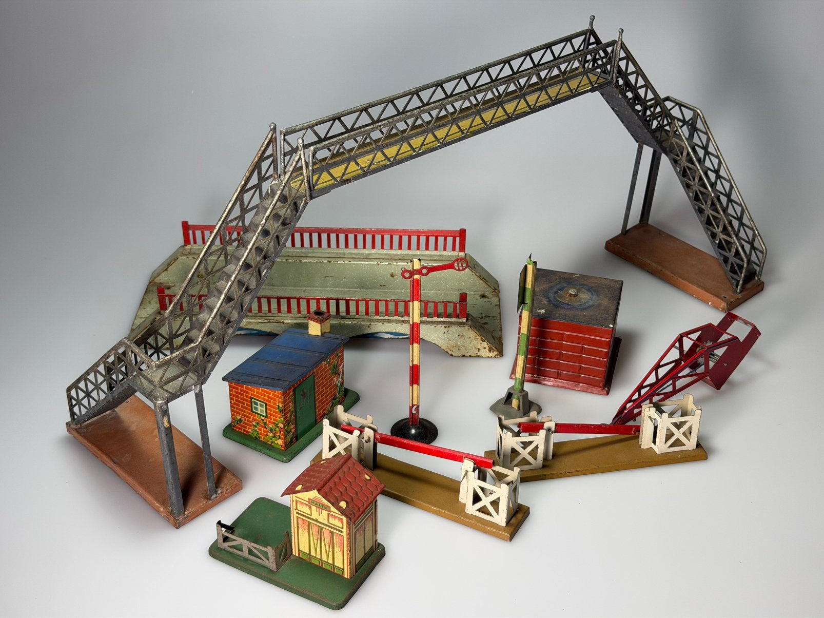Spoor 0 accesoires waaronder Marklin voetgangersbrug 1900, Antiek en Kunst, Ophalen of Verzenden