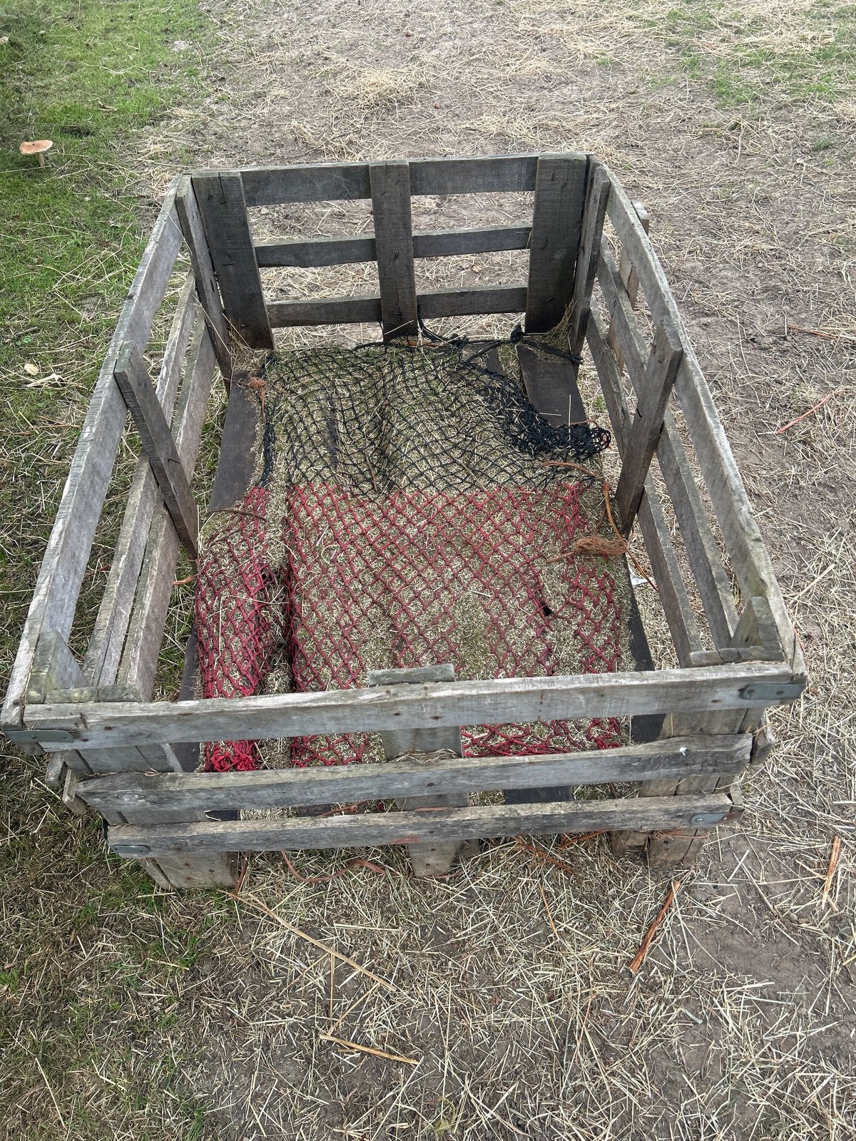 Gezocht hooibak / slowfeeder voor paard, Dieren en Toebehoren, Ophalen of Verzenden
