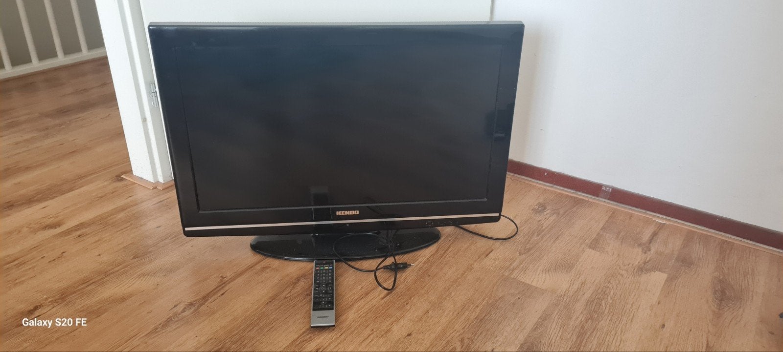 Goed werkende Kendo lcd tv met voet ZSM OPHALEN, Caravans en Kamperen, Caravan accessoires, Ophalen, Gebruikt