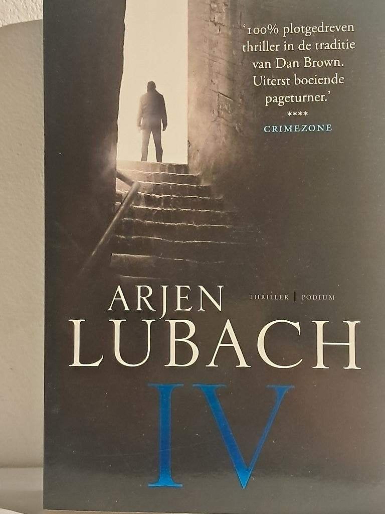 IV | Arjen Lubach | literaire thriller, Ophalen of Verzenden, Gelezen, Arjen Lubach