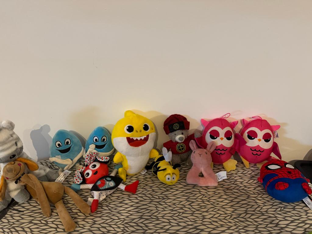 Grote collectie knuffels: Baby Shark, Spiderman, uilen, Ophalen of Verzenden, Zo goed als nieuw