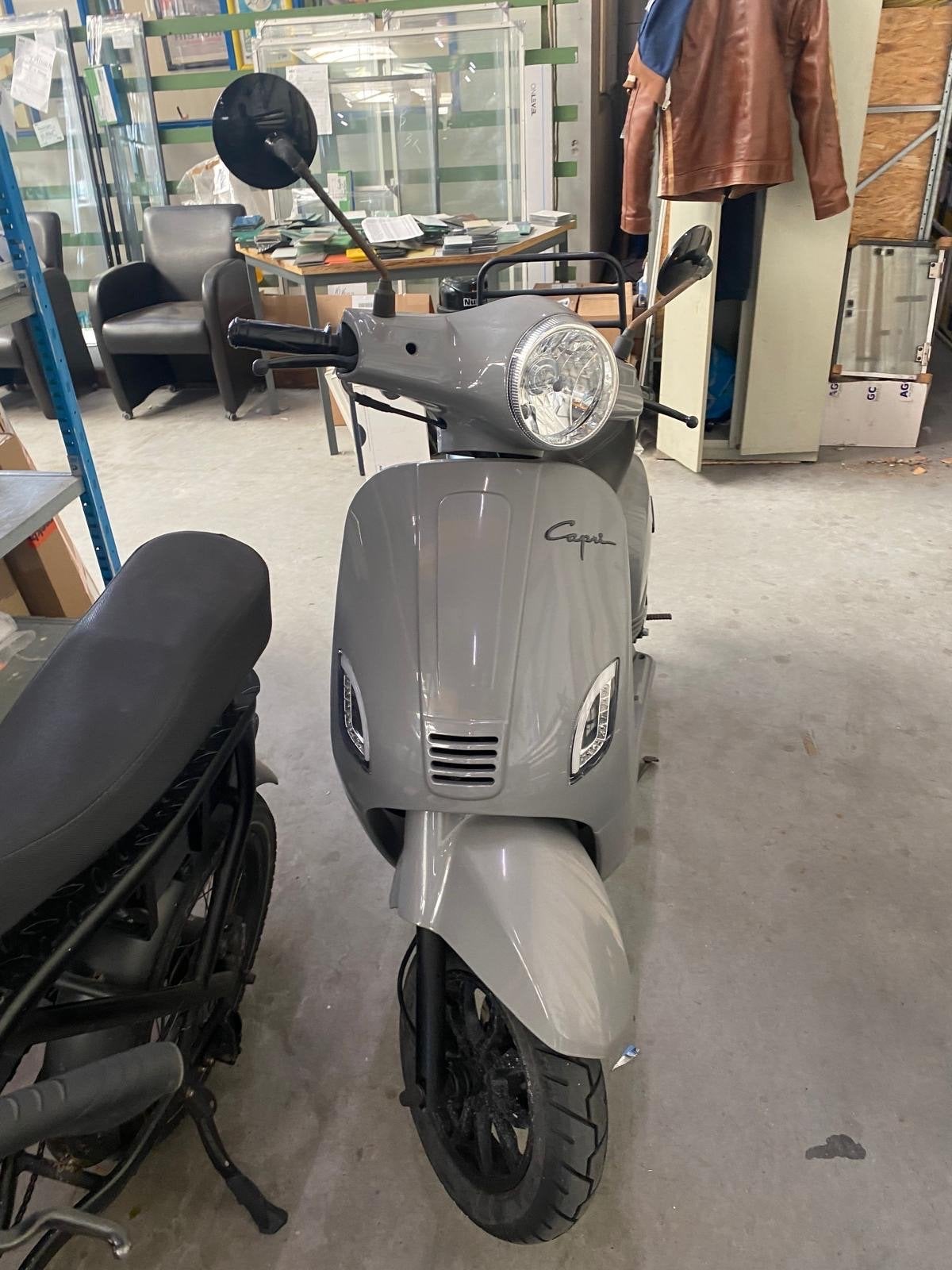 Capri scooter - Grijs, Fietsen en Brommers, Snorfietsen en Snorscooters, Gebruikt, Benzine, Ophalen, Overige merken