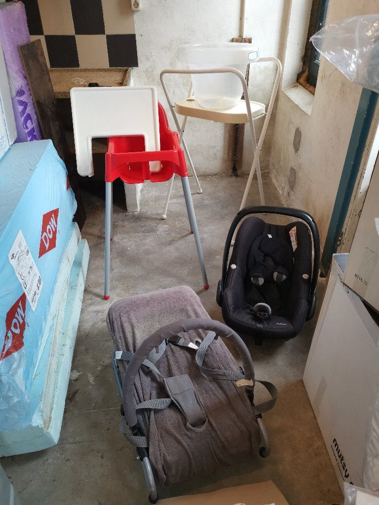 Opslag uitverkoop, Diverse spullen te koop.