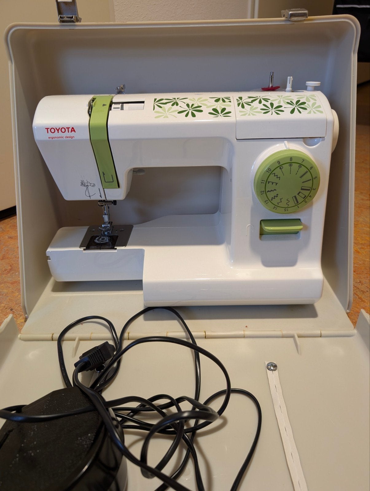 Een mooie Toyota electrische naaimachine. ECO15CG. IZGS, Ophalen, Zo goed als nieuw, Naaimachine, Overige merken