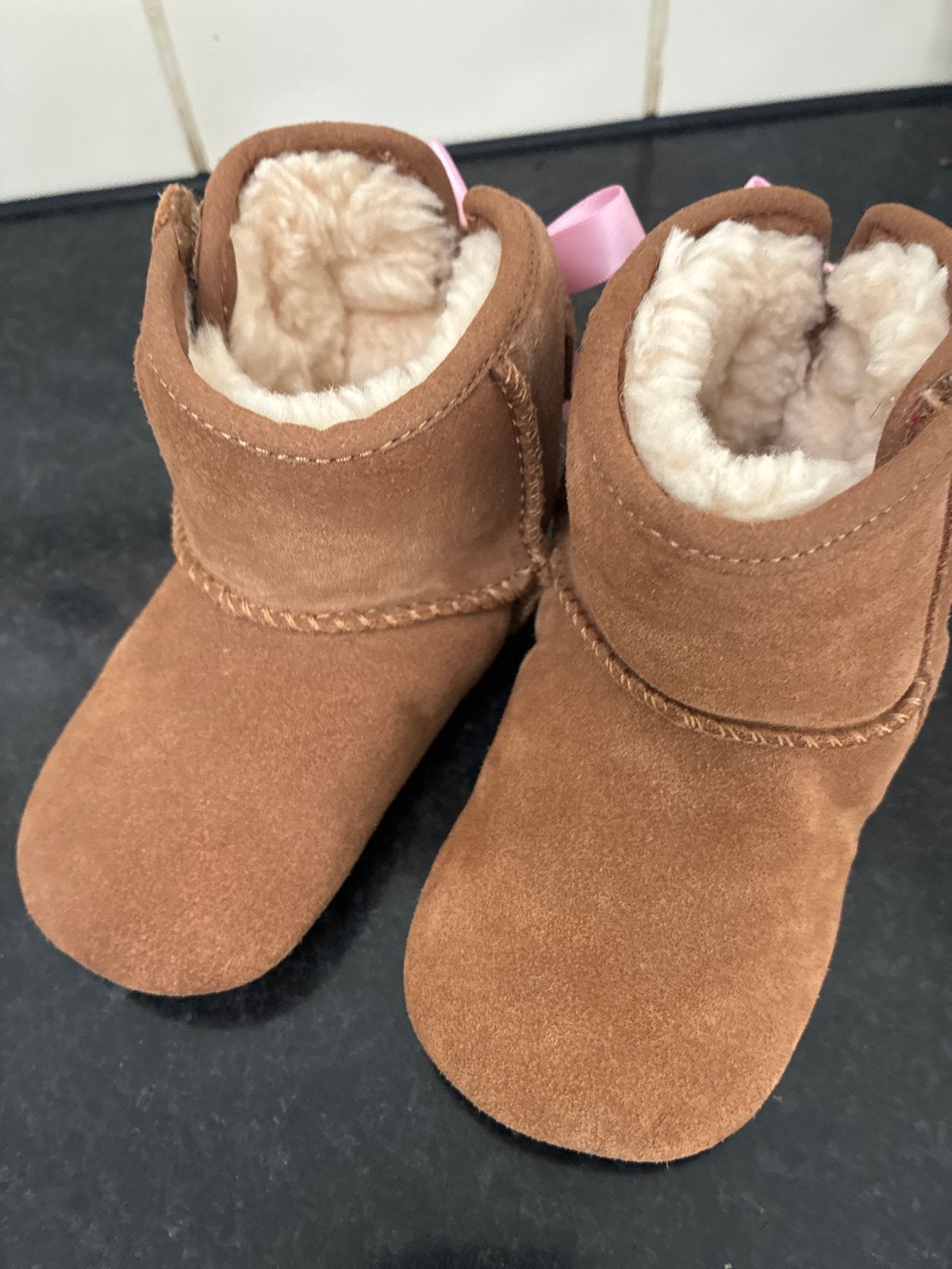 UGG slofjes met roze strikje, Ophalen of Verzenden, Zo goed als nieuw, Meisje
