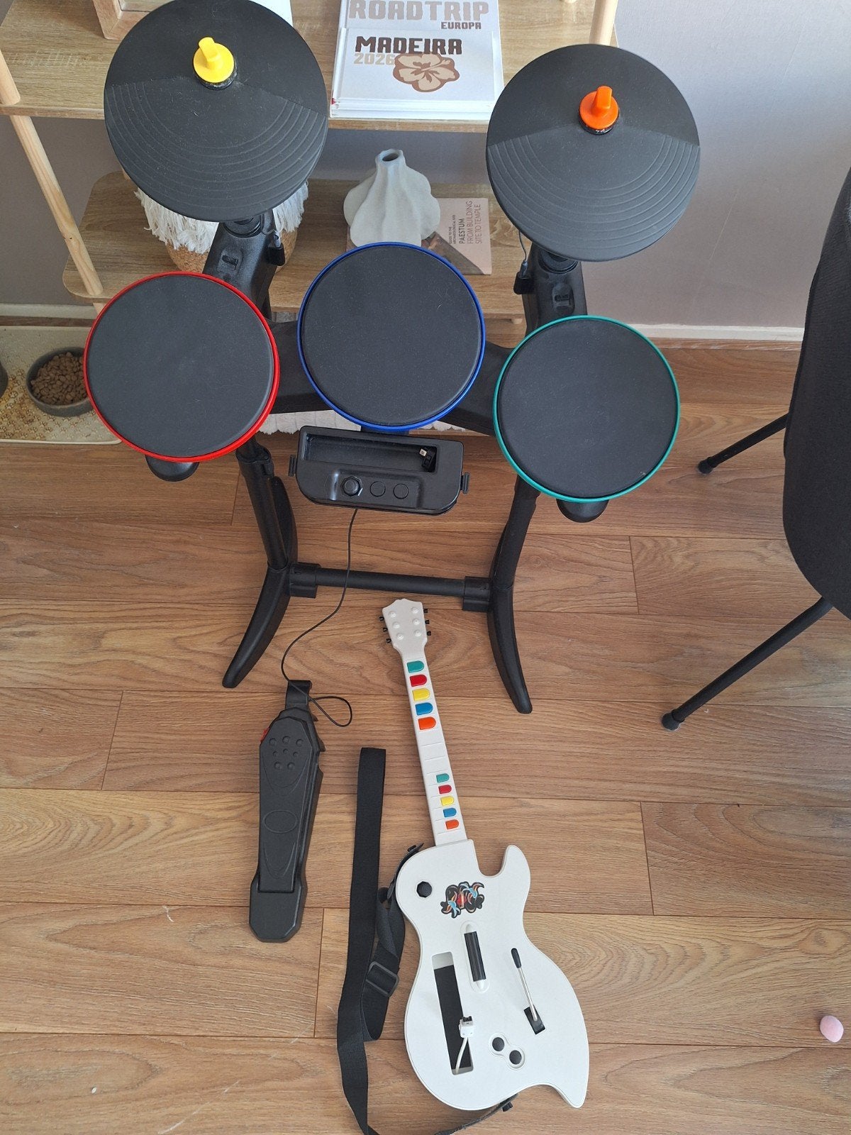 guitar hero world tour met drumstel en gitaar nintendo wii, Nintendo, Muziek, 1 speler, Nintendo of Europe GmbH, Herriotstrasse 4, 60528 Frankfurt am Main, Duitsland