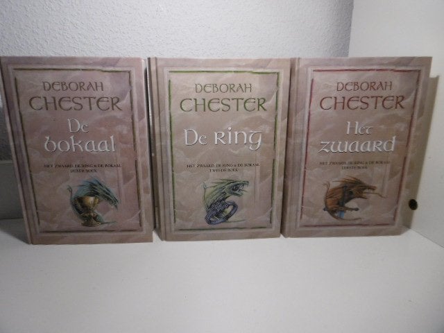 Deborah Chester : 1 het zwaard, 2 de ring, 3 de bokaal, Ophalen of Verzenden, Gelezen