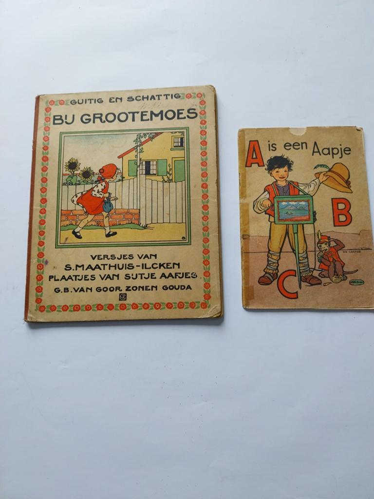 Vintage Kinderboeken: Bij Grootemoes & A is een Aapje, Boeken, Kinderboeken | Jeugd | onder 10 jaar, Ophalen of Verzenden, Gelezen
