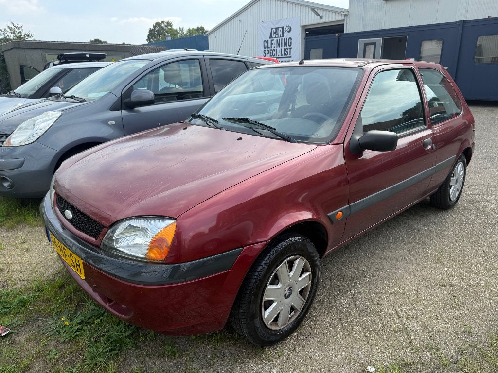 Ford Fiësta 1.3 I 3DR 2001 Rood bijna nieuwe apk