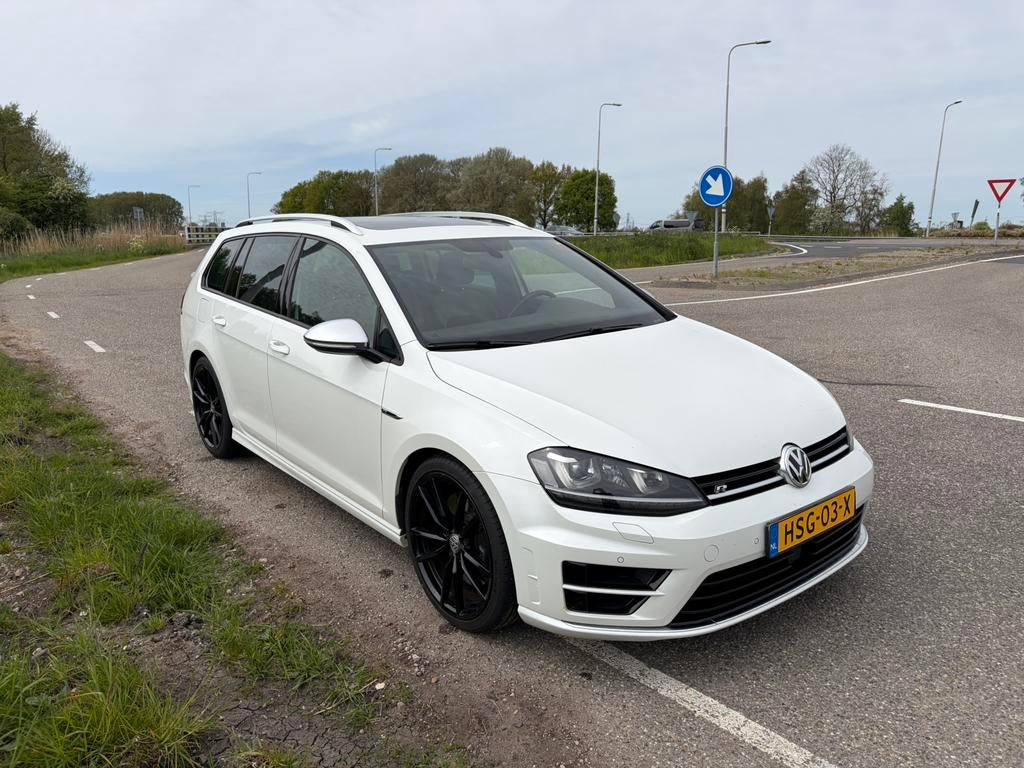 Unieke kans: Zwitserse Parelmoer VW Golf 7R Variant (301pk), Automaat, Euro 6, 4 cilinders, 1984 cc