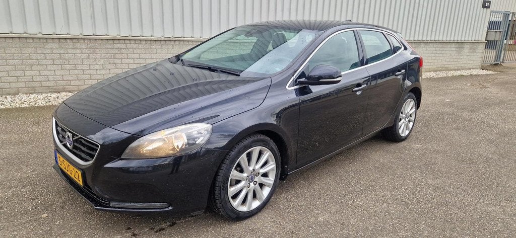 Volvo V40 1.6 D2 Summum, Voorwielaandrijving, Euro 5, 4 cilinders, Zwart